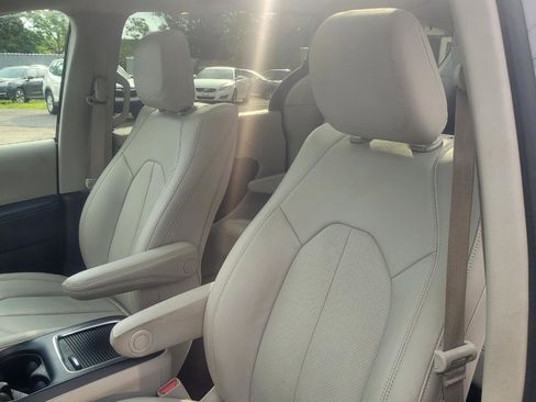Used 2021 Chrysler Pacifica Touring-L w/ Uconnect Theater Family Group FWD image 15