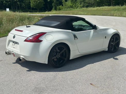 Used 2014 Nissan 370Z Touring RWD image 16