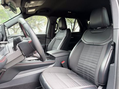 Used 2025 Ford Explorer ST-Line w/ ST-Line Street Pack AWD/4WD image 8