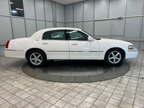 Used 2009 Lincoln Town Car Signature Limited image 8