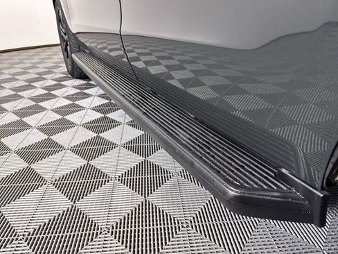 Used 2022 Ford Expedition XLT image 28