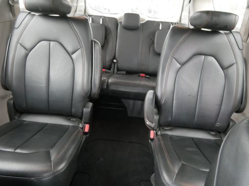 Used 2017 Chrysler Pacifica Touring-L w/ Tire & Wheel Group FWD image 13