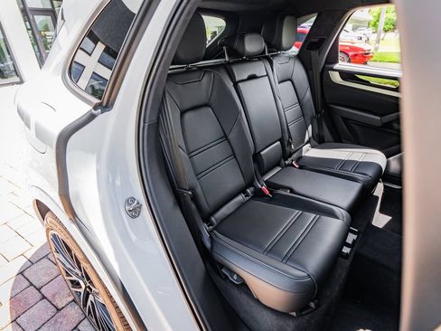 Used 2025 Porsche Cayenne Turbo AWD/4WD image 38