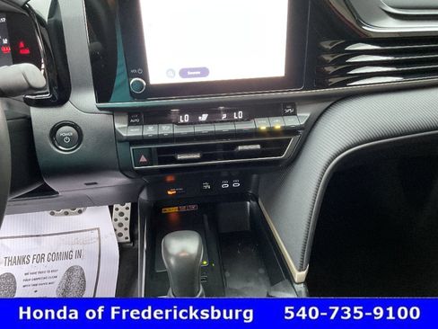 Used 2025 Toyota Camry SE AWD/4WD image 31