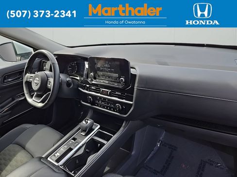 Used 2025 Nissan Pathfinder SV FWD image 21