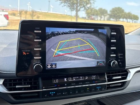 Certified 2023 Toyota Sienna Limited FWD image 12