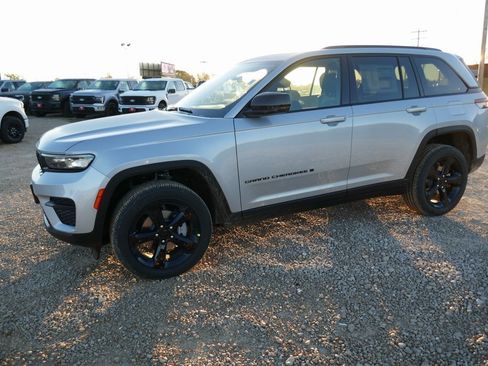 New 2025 Jeep Grand Cherokee Altitude image 7