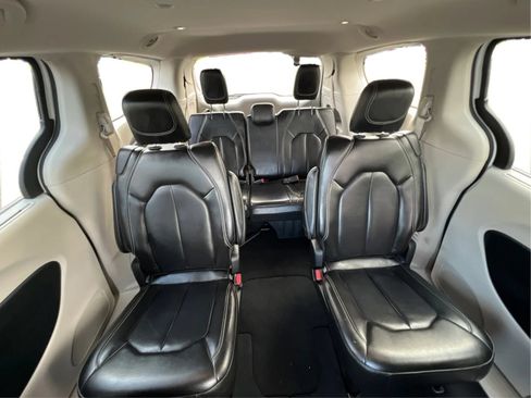 Used 2023 Chrysler Pacifica Touring-L FWD image 19