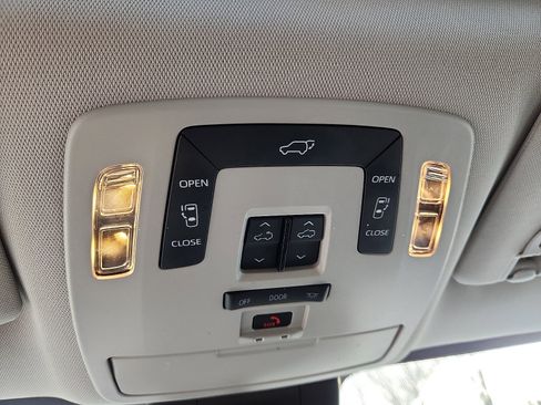 Used 2021 Toyota Sienna XLE image 31