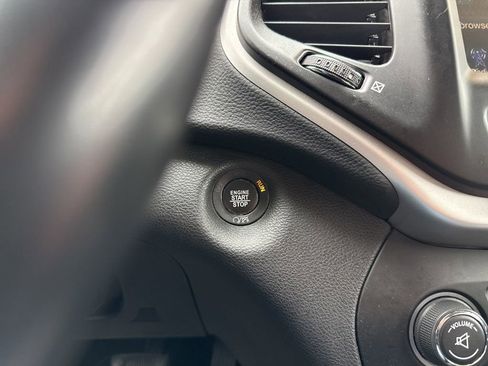 Used 2018 Jeep Cherokee Trailhawk w/ Cold Weather Group image 17