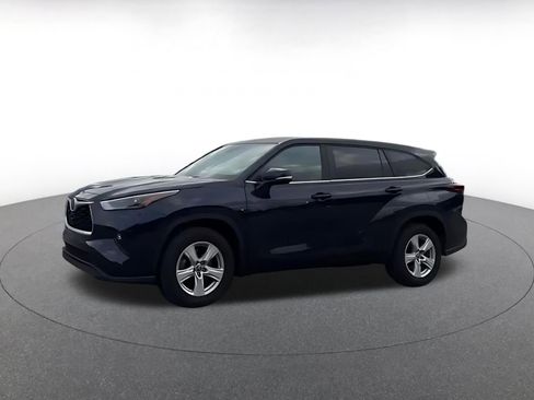 Used 2025 Toyota Highlander LE FWD image 8