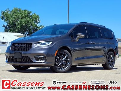 Used 2022 Chrysler Pacifica Touring-L w/ Uconnect Theater Family Group