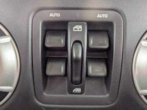 Used 2018 Jeep Wrangler Unlimited Sahara w/ Connectivity Group AWD/4WD image 21