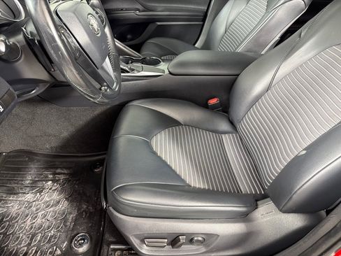 Used 2020 Toyota Camry SE w/ Convenience Package FWD image 11