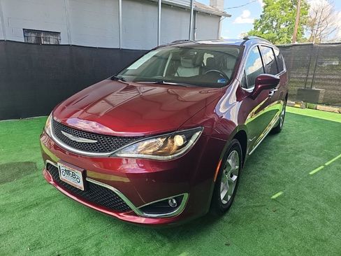 Used 2017 Chrysler Pacifica Touring-L Plus w/ Tire & Wheel Group FWD image 9