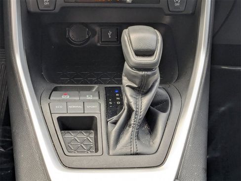 Used 2022 Toyota RAV4 XLE image 16