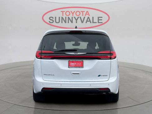 Used 2024 Chrysler Pacifica Select image 8