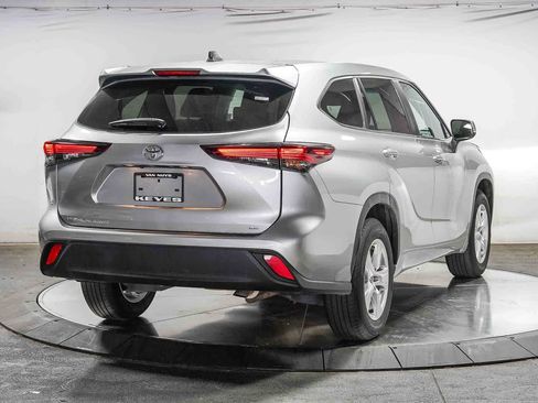 Used 2025 Toyota Highlander LE FWD image 4