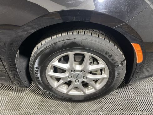 Used 2024 Chrysler Pacifica Touring-L image 10