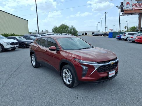 Used 2025 Chevrolet Trax LS w/ LS Convenience Package FWD image 2