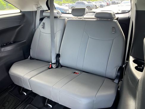Used 2025 Toyota Sienna XLE FWD image 30