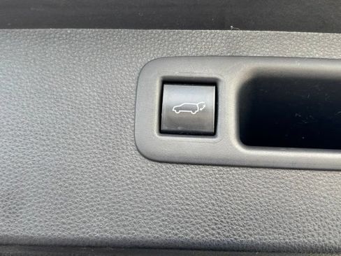 Used 2021 Toyota Highlander XLE AWD/4WD image 5