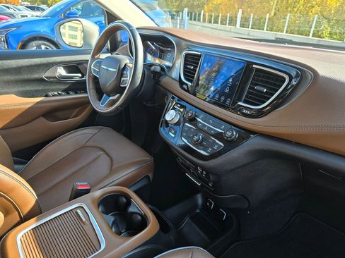 Used 2017 Chrysler Pacifica Limited image 10