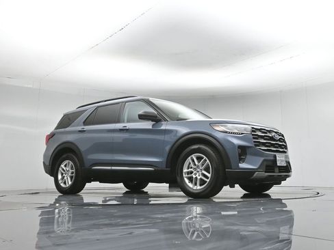 Used 2025 Ford Explorer Active w/ Active Comfort Package RWD image 4
