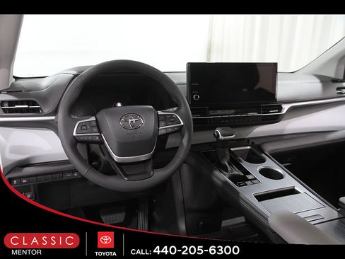 Used 2026 Toyota Sienna XLE FWD image 6