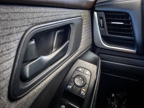 Used 2021 Nissan Rogue S image 32