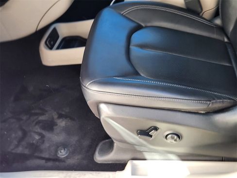 Used 2024 Chrysler Pacifica Touring-L image 8