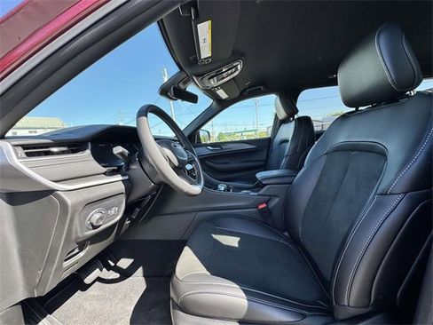 New 2025 Jeep Grand Cherokee Altitude image 18