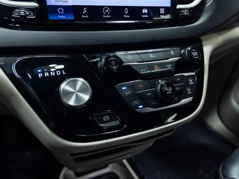 Used 2022 Chrysler Pacifica Touring-L FWD image 18