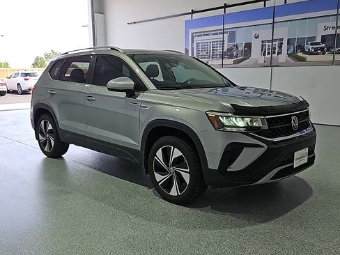 Certified 2024 Volkswagen Taos SE w/ Panoramic Sunroof Package AWD/4WD image 2