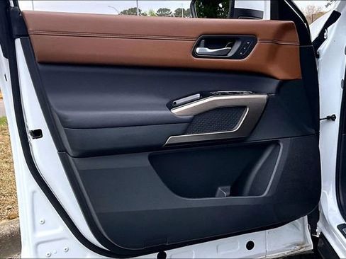 Certified 2025 Nissan Pathfinder Platinum w/ Cargo Package FWD image 17