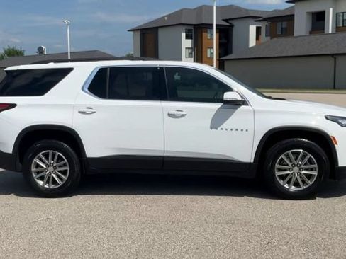 Used 2022 Chevrolet Traverse LT FWD image 9