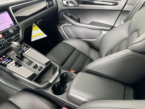 Certified 2026 Porsche Macan AWD/4WD image 30