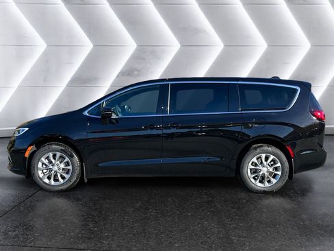 New 2026 Chrysler Pacifica Select image 3