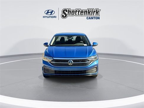 Used 2024 Volkswagen Jetta SE image 3