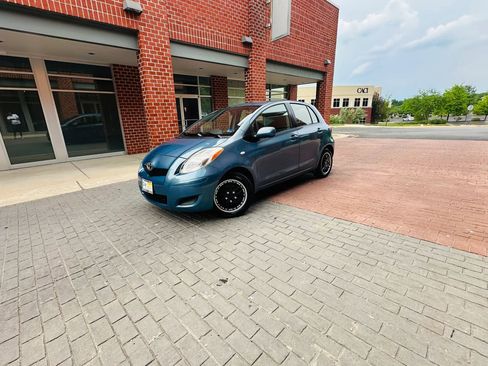 Used 2010 Toyota Yaris 4-Door Hatchback FWD image 3