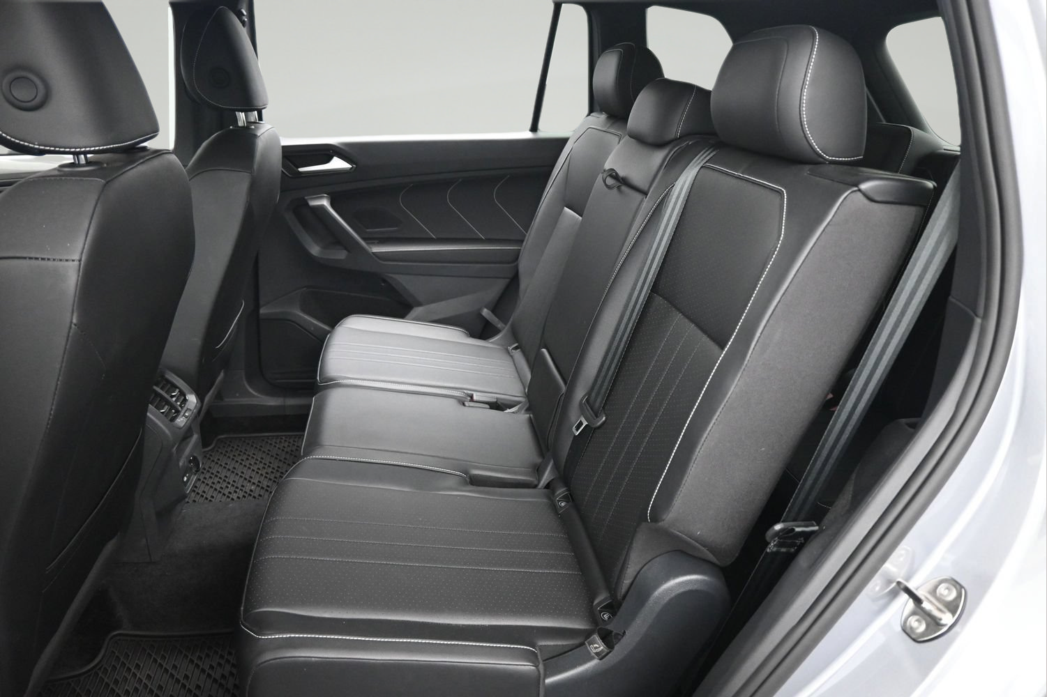 Used 2024 Volkswagen Tiguan SE R-Line FWD image 11