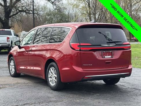 Used 2025 Chrysler Pacifica Select FWD image 2