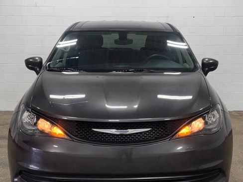 Used 2017 Chrysler Pacifica LX image 9