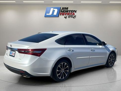Used 2017 Toyota Avalon XLE Premium image 5