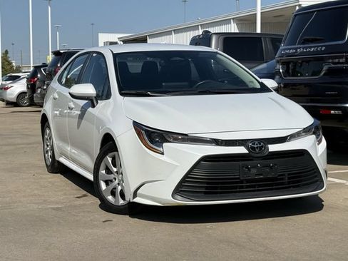 Used 2025 Toyota Corolla LE FWD image 2