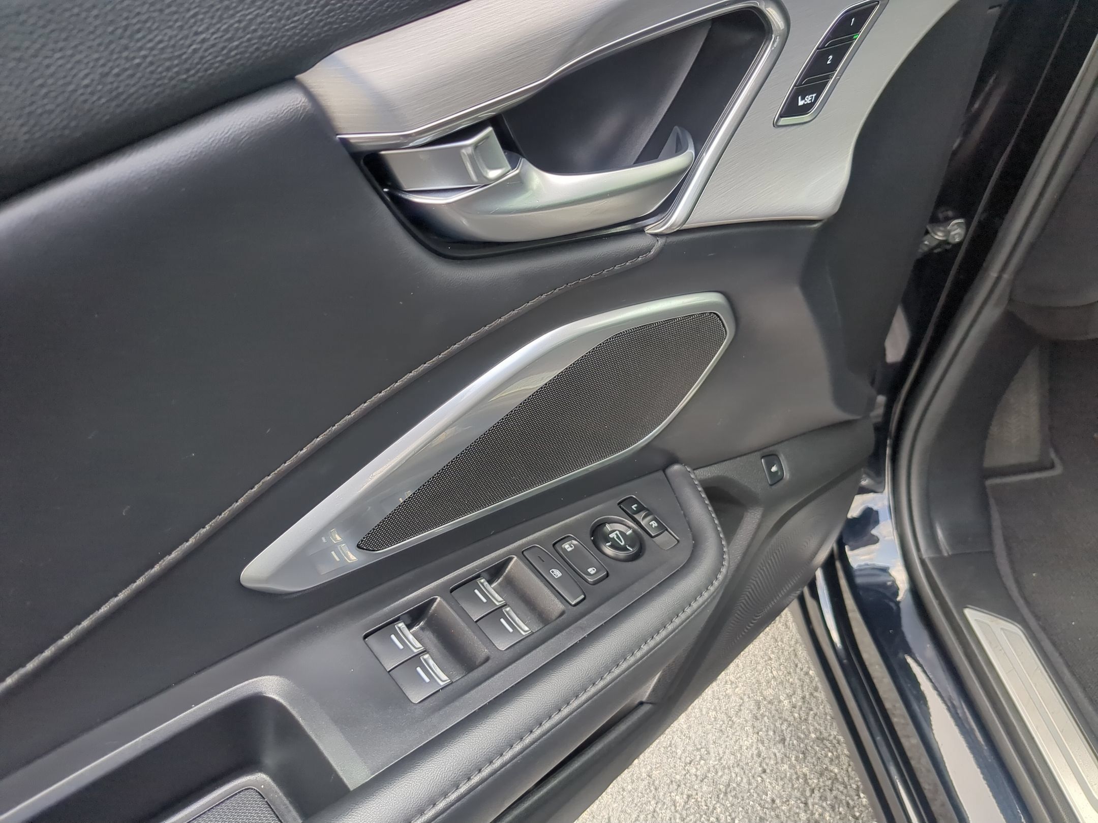Used 2024 Acura RDX SH-AWD image 12