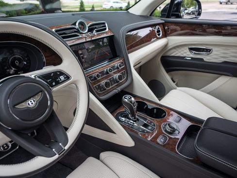 Used 2024 Bentley Bentayga Extended Wheelbase image 20