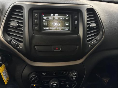 Used 2017 Jeep Cherokee Latitude AWD/4WD image 19