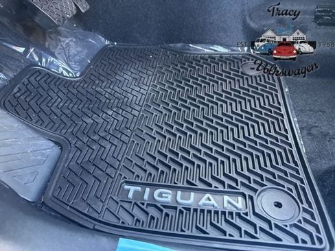 New 2025 Volkswagen Tiguan SE image 18