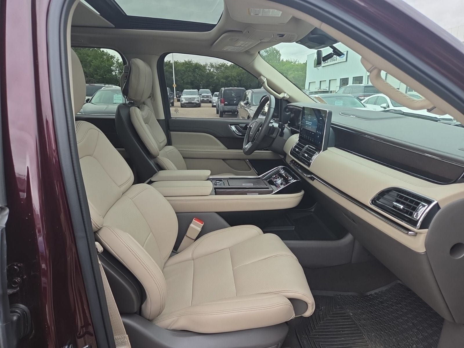 Used 2023 Lincoln Navigator 4WD image 14